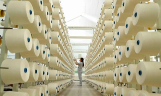 Một dây chuyền sản xuất sợi phục vụ xuất khẩu. Ảnh: TTXVN 