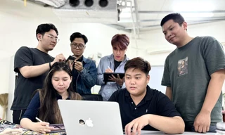 Bạn Duy Đức (ngồi) cùng đồng nghiệp thảo luận về dự án sắp tớiẢnh: PV 