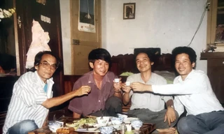 Nhà văn Hoàng Phủ Ngọc Tường - ngoài cùng bên trái cùng bạn bè văn nghệ ảnh: TL Thanh Tùng