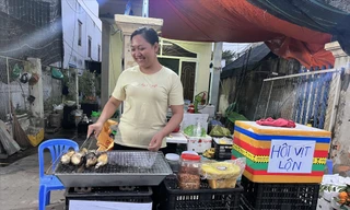 Chị Hoàng Thị Nga chuyển nghề bán ngô, trái cây sau khi mất việc để lo cho các con ăn học ảnh: U.P 