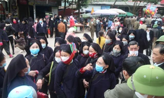 Rất đông người dân đổ về hát Soong hao tại chợ tình Tân Sơn