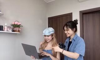 Trợ lý Nguyễn Thuỳ Linh (bên phải) chọn làm công việc này để tạo bước đệm trở thành một TikToker trong tương lai 