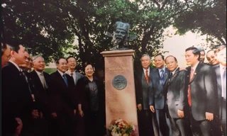 Đoàn đại biểu Việt Nam viếng tượng Nguyễn Trãi. Tháng 6/2005 