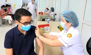 Tiêm thử nghiệm giai đoạn 3 vắc-xin Nano Covax. Ảnh: Hoàng Mạnh Thắng