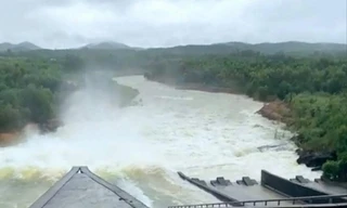 Hồ Vực Mấu xả lũ bất ngờ khiến người dân Hoàng Mai (Nghệ An) ngập trong biển nước Ảnh: Cảnh Huệ