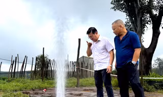 Cột khí, nước phun liên tục nhiều ngày 