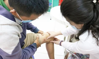 Mỗi ngày, Bệnh viện Da Liễu TPHCM đang tiếp nhận khoảng 30 trường hợp bị nhiễm độc kiến ba khoang 