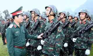  Đại tướng Nguyễn Tân Cương, Tổng Tham mưu trưởng QĐND Việt Nam kiểm tra công tác huấn luyện của bộ đội 