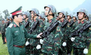  Đại tướng Nguyễn Tân Cương, Tổng Tham mưu trưởng QĐND Việt Nam kiểm tra công tác huấn luyện của bộ đội 