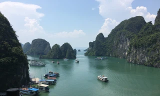 Hạ Long luôn hút hồn du khách - Ảnh: Nguyễn Tuấn