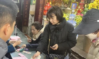 Người dân đóng tiền để đăng ký làm lễ cầu an, dâng sao giải hạn tại chùa Phúc Khánh (Thịnh Quang, Đống Đa, Hà Nội) Ảnh: VIỆT KHÔI