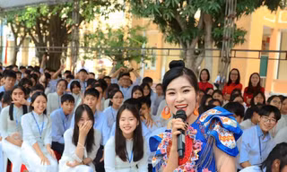 Nghệ sĩ Hà Myo giao lưu với học sinh Trường THPT Nguyễn Duy Trinh (Nghệ An) trong chương trình truyền thông nói không với thuốc lá của báo Tiền PhongẢnh: Trọng Tài