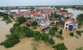 Cơn bão số 3 đổ bộ các tỉnh miền Bắc vào tháng 9 gây ngập lụt nghiêm trọng tại thôn Lương Phúc, xã Việt Long, huyện Sóc Sơn, Hà NộiẢnh: Trọng Tài 