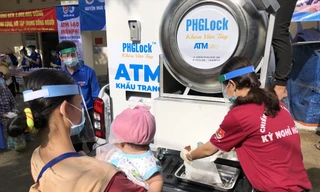 Người dân đến nhận gạo ở ATM gạo lưu động trên chiếc xe bán tải 