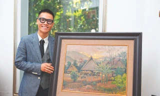 Họa sĩ Chu Quang bên tác phẩm của ông nội - nghệ nhân nhân dân Chu Mạnh Chấn