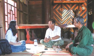 Già Y Đhun (giữa) kể câu chuyện quá khứ hào hùng kiên trung của người dân trong những năm kháng chiến 