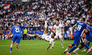 Cú “xe đạp chổng ngược” của Bellingham vào lưới Slovakia là một trong những bàn đẹp nhất EURO 2024 Ảnh: Getty Images