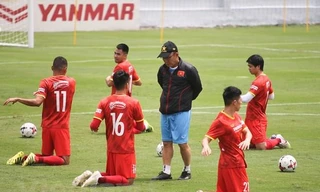 HLV Park Hang Seo chỉ bảo động tác cho cầu thủ trong bài tập khởi động