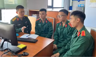 TS Phùng Văn Minh (ngoài cùng bên trái) trao đổi với học viên Học viện KTQS tham gia nghiên cứu khoa học 