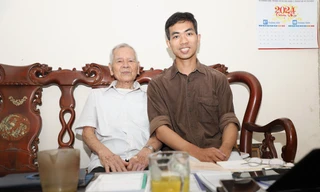 Cụ Thái cùng phóng viên Tiền Phong Ảnh: NGÔ TÙNG