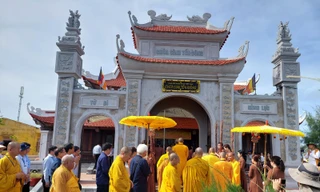 Sư thầy cùng các doanh nhân chuẩn bị khánh thành chùa Sinh Tồn Đông Ảnh: Trần Tuấn