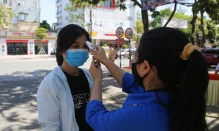 Đo thân nhiệt thí sinh tại điểm thi Trường THPT Phan Đình Phùng (Hà Tĩnh) Ảnh: Thiếu niên Tiền phong 