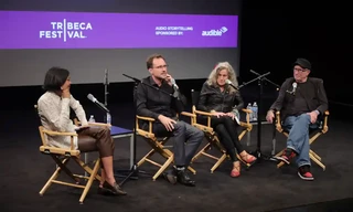 Ông Zayd Dohrn (thứ hai trái sang) cùng bố mẹ Bernardine Dohrn và Bill Ayers tại buổi ra mắt Mother Country Radicals ở New York