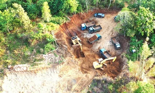 Các máy múc và xe tải múc đất nhà ông Hương 