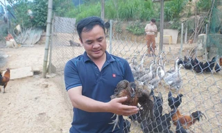 Anh Hà Văn Ngọc tại khu vực chăn nuôi gà trong trang trại của mình 