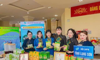 Chị Vy Thị Lụa (giữa) và những người khởi nghiệp xứ Lạng Ảnh: Duy Chiến 