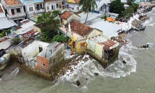 Sóng lớn đánh sập nhà dân ở cồn Nhất Trí 