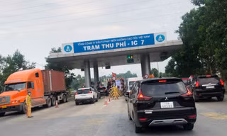 Xe xếp hàng qua trạm thu phí cao tốc Nội Bài - Lào Cai Ảnh: Anh Trọng