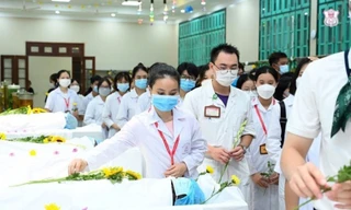 Đặt hoa tưởng niệm những người hiến xác vì y học