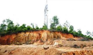 “Đất tặc” đào múc phá nát cả một ngọn đồi, tiến gần chân trụ đường dây điện cao thế 500kV, nguy cơ uy hiếp công trình an ninh quốc gia 