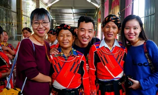 Các thành viên của Ethnicity trong một chuyến thực tế về địa phương