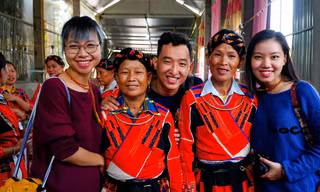 Các thành viên của Ethnicity trong một chuyến thực tế về địa phương