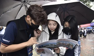 Thí sinh tìm hiểu thông tin tuyển sinh năm 2024 của các trường ĐH Ảnh: Diệp An