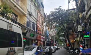 Phố Nguyễn Tuân ùn tắc cả vào buổi trưa