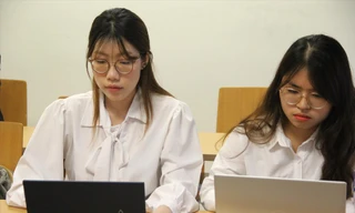 Sinh viên ĐH Kinh tế Quốc dân trong giờ học Ảnh: NGHIÊM HUÊ