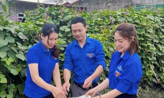 Cô Phạm Thị Thuyết (bên phải) là một Bí thư Đoàn trường gương mẫu năng nổ trong các hoạt động, phong trào của Đoàn - Hội