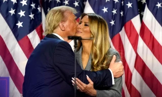 Ứng viên tổng thống đảng Cộng hòa, cựu Tổng thống Mỹ Donald Trump, hôn phu nhân - bà Melania Trump tại bữa tiệc theo dõi đêm bầu cử đêm 5/11 rạng sáng ngày 6/11 tại thành phố West Palm Beach, bang Florida Ảnh: AP