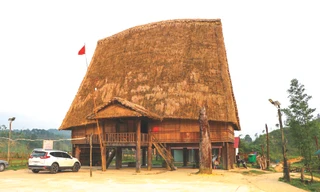 Nhà rông làng Vi Rơ Ngheo 