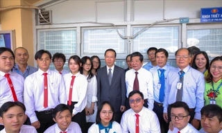 Chủ tịch nước Võ Văn Thưởng chụp ảnh lưu niệm cùng thầy cô và sinh viên nhà trường Ảnh: ĐH KHXH&NV TPHCM