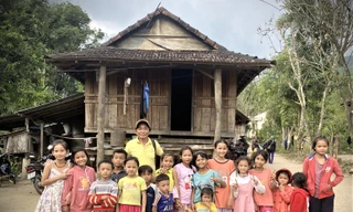 TS Nguyễn Đăng Vũ trong một chuyến điền dã với trẻ em đồng bào dân tộc Ca dong (Ảnh tác giả cung cấp) 