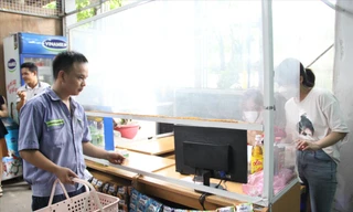 Siêu thị mini nằm trong khuôn viên Cty Tân Long giúp công nhân, người lao động vượt qua bão giá 