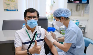 Công dân Pháp phấn khởi được tiêm vắc-xin phòng COVID-19 ở TPHCM. Ảnh: FV