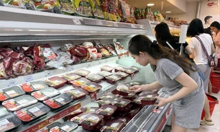 Người tiêu dùng lựa chọn thịt mát trong siêu thị ẢNH: LƯU TRINH