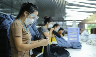 Công nhân Công ty May Maxcore (Ứng Hòa, Hà Nội) phải kiêm nhiệm nhiều công đoạn khi nhiều lao động phải nghỉ do mắc COVID-19 Ảnh: Kim Sơn 