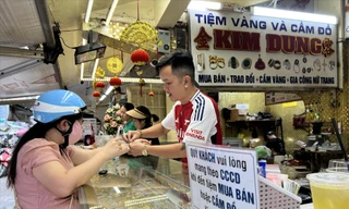 Tiệm vàng yêu cầu khách hàng đem theo căn cước công dân để xuất hóa đơnảnh: U.P 