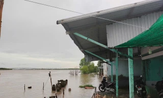 Mùa 'chạy lở' nơi con sông duy nhất Việt Nam chảy từ biển Đông sang Tây